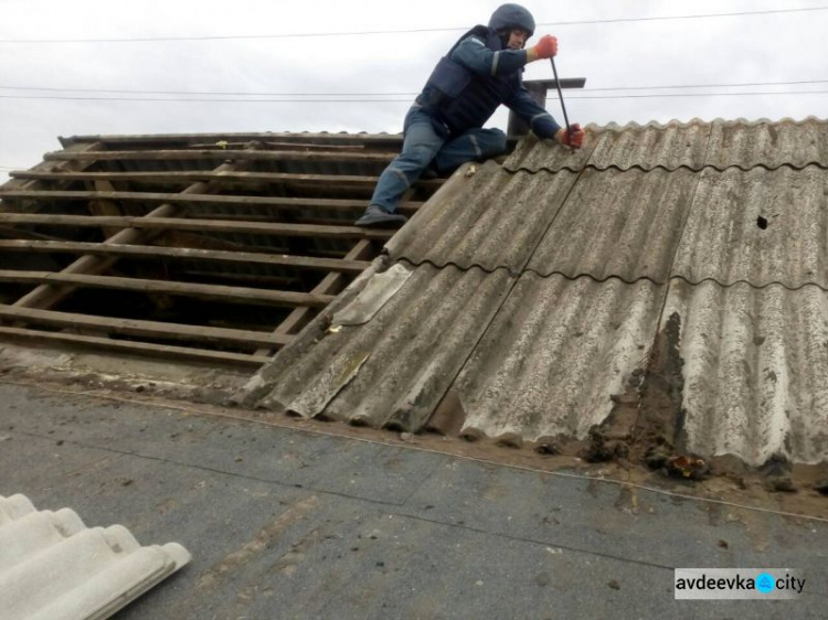Бойцы ГСЧС восстанавливают дома на двух улицах в прифронтовой Авдеевке (ФОТО)