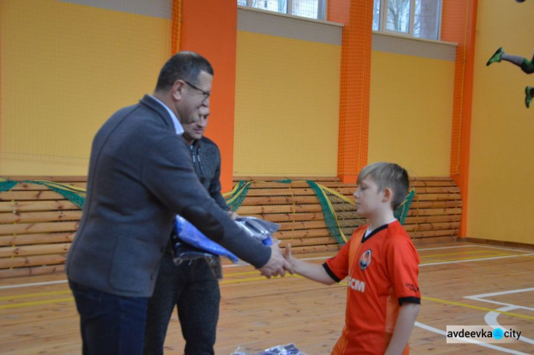 Муса Магомедов поздравил воспитанников ДЮСШ Авдеевки с отличными результатами в региональном чемпионате по футболу 