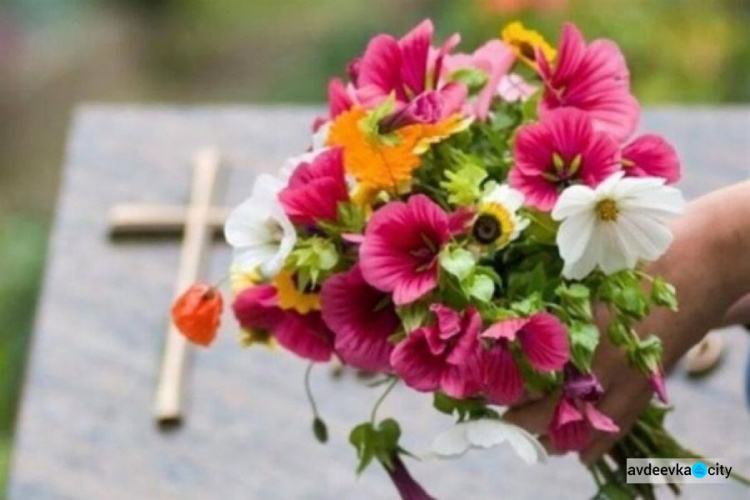Поминальные дни: на могилах не рекомендуется оставлять хлеб, спиртное и искусственные цветы