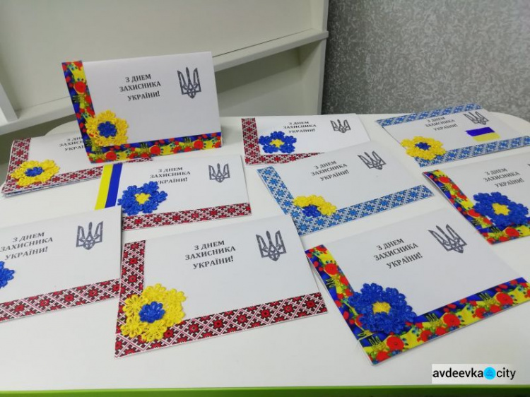 В Авдіївці школяри підготували вітальні листівки для військовослужбовців
