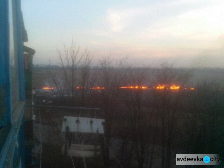 Окраины Авдеевки объяты пожаром (ФОТО)