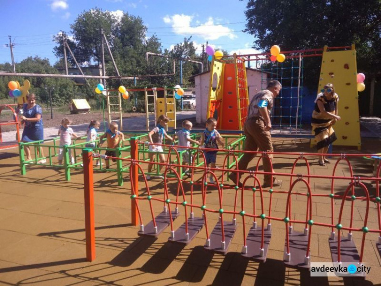 В авдеевском садике “Чебурашка” открыли долгожданную детскую площадку (ФОТО)