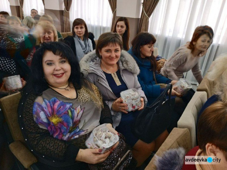 В Авдеевке женщины получили музыкальные и сладкие подарки (ФОТО)