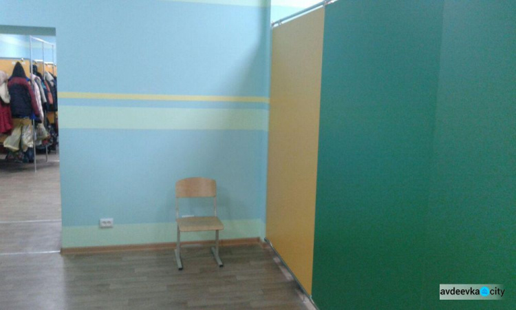 В авдеевской школе завершили ремонт гардероба за 300 тыс. гривен (ФОТО)