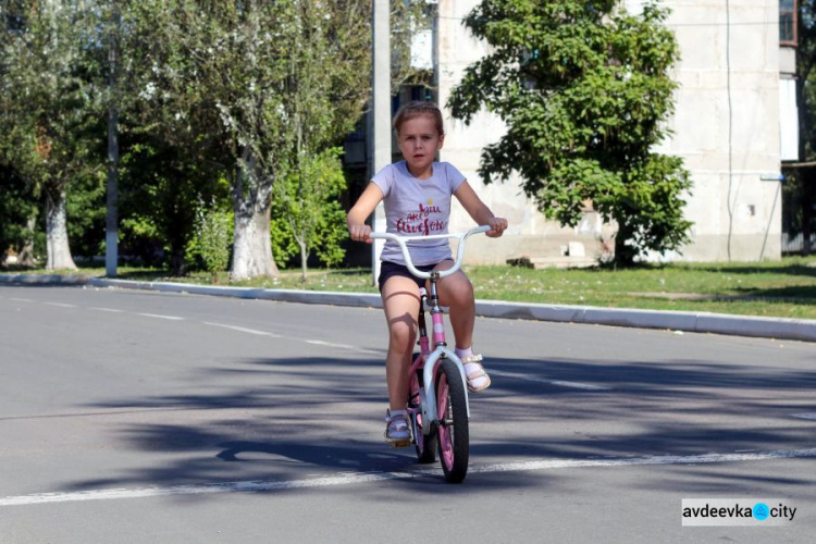 В Авдіївці на "олімпійські" велопробіги вийшли школяри та заводчани