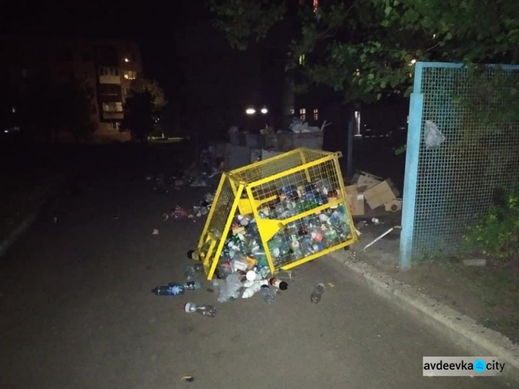 Вчора ввечері вандали розгромили майданчик для збору сміття в Авдіївці