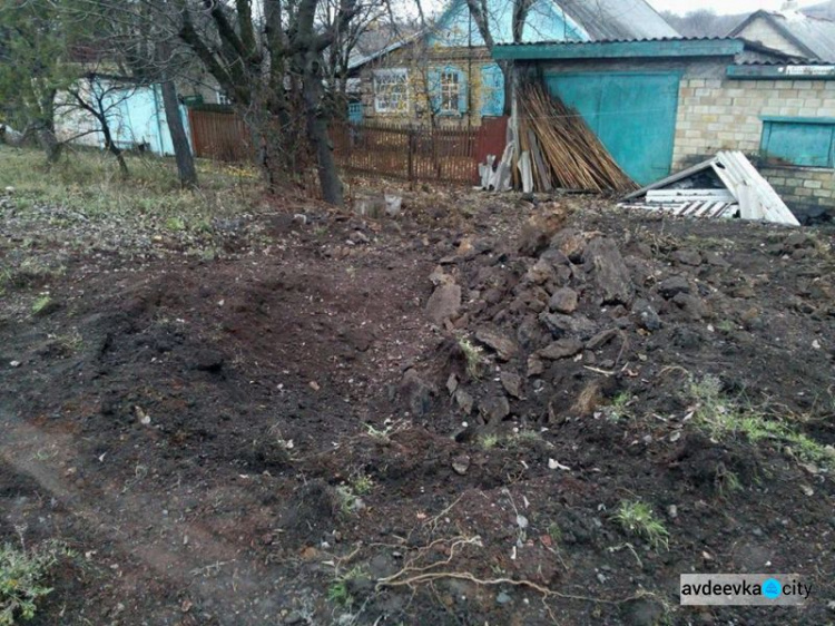 Разрушенный дом и огромные воронки: последствия обстрела  поселка на Донетчине (ФОТО)