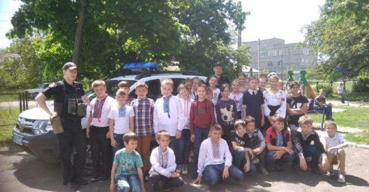 Авдеевский полицейские напомнили школьникам правила дорожного движения