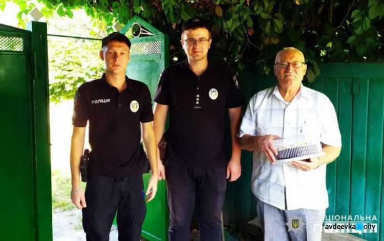 Авдеевские полицейские поздравили 92-летнего ветерана с Днем освобождения Донбасса