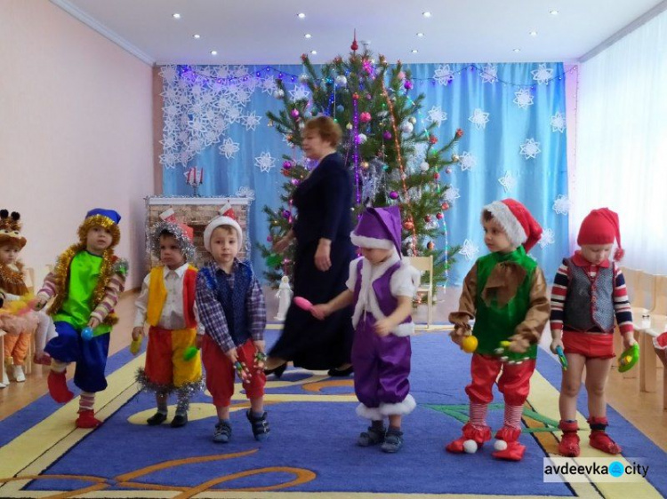 В авдеевском  "Колокольчике" прошёл новогодний утренник для малышей (ФОТО)