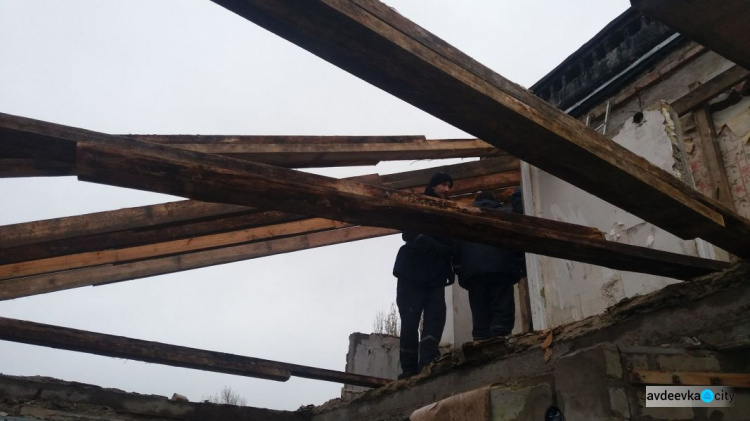 Спасатели провели новые работы на обстрелянной авдеевской многоэтажке (ФОТО)