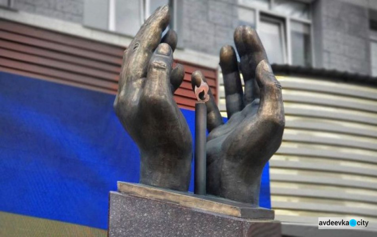 В Киеве открыли памятник врачам, умершим от COVID-19