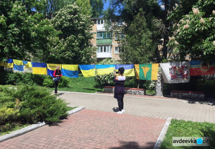 Бульвар в прифронтовой Авдеевке заполонили флаги с пожелания мира в Украине (ФОТОРЕПОРТАЖ)