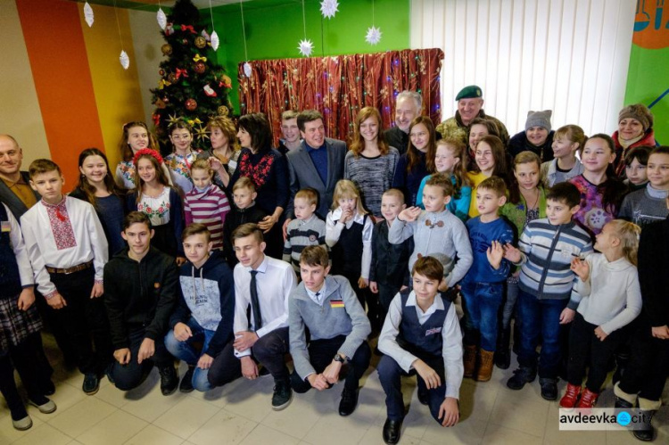 Фоторепортаж: сегодня вице-премьер и губернатор Донетчины открыли новую опорную школу