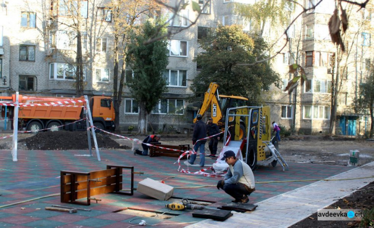 ФОТОФАКТ: строительство новой детской площадки на финишной прямой