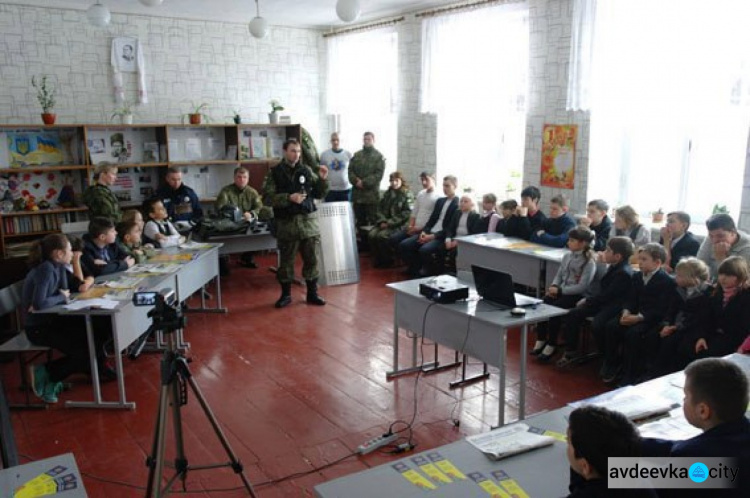 Новый предмет - «факультатив с полицейским» привлек внимание школьников Донетчины (ФОТО)