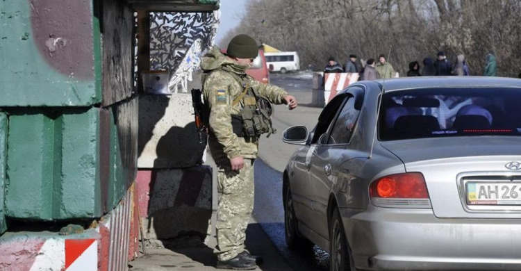 Пятнадцати людям не удалось пересечь линию соприкосновения на Донбассе