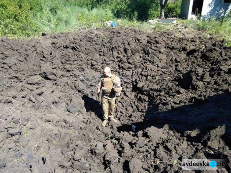 Снаряды, выпущенные боевиками по пригороду Авдеевки, оставляют гигантские воронки (ФОТО)
