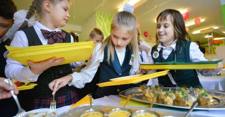 Кабмин отстрочил переход на правильное питание в школах и детсадах