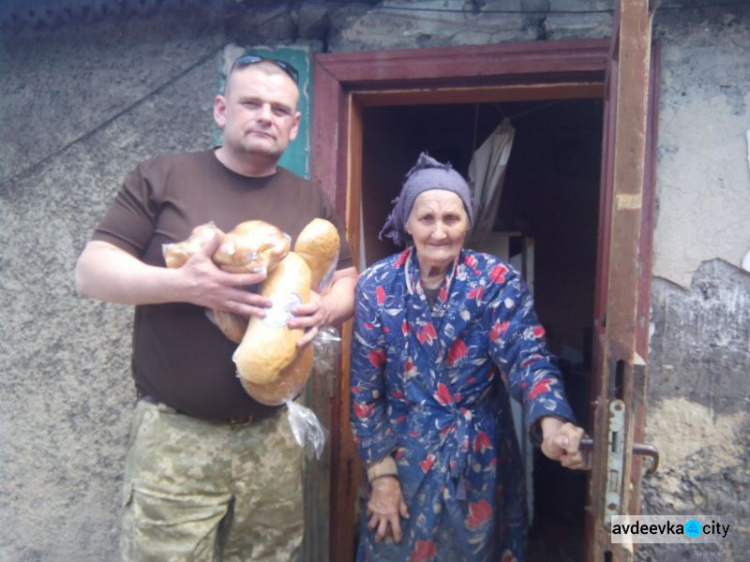 В опасную зону Донбасса доставили хлеб и булочки (ФОТО)