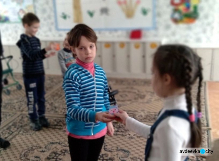 В Авдіївці к особливим дітям з "Іскрки" завітали вихованці дитячого садка "Дзвіночок" 