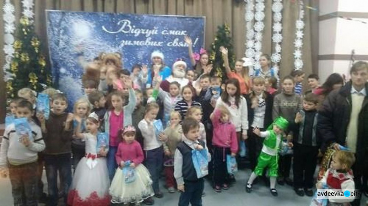 Авдеевские дети веселились в отремонтированном АКХЗ актовом зале