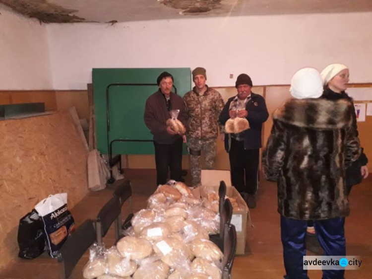 Елки, открытки, хлеб и информация: авдеевские «симики» поддержали военных и гражданских (ФОТО)