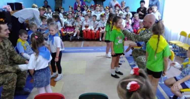 Малыши Авдеевки подарили военным ангелочков (ФОТО)