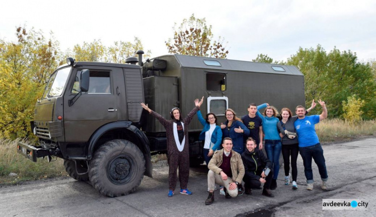Волонтеры из 10 областей Украины начали отстраивать Авдеевку (ФОТО)