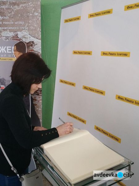 В Авдеевке открылась выставка, посвященная работе Гуманитраного штаба (ФОТОРЕПОРТАЖ)