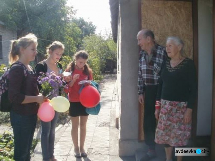 В День пожилого человека авдеевская молодежь посетила пожилых учителей(ФОТО)