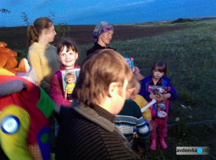 Авдеевка, Светлодарск, Зайцево: волонтеры привезли массу полезного в прифронтовую зону Донбасса (ФОТО)