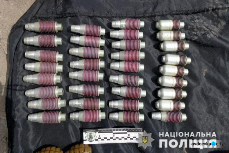 Жители Донецкой области принесли в полицию несколько сотен единиц оружия и мин (ФОТО)