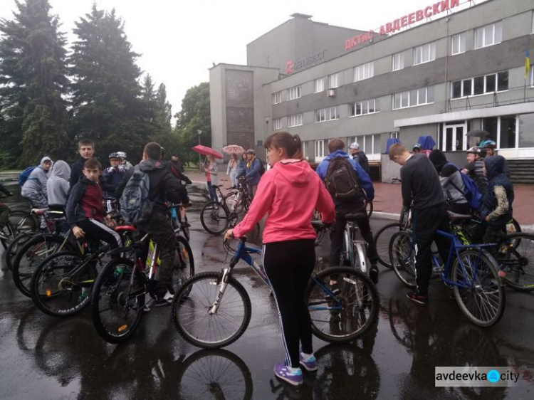Мокрый" велопробег: в Авдеевке под дождём стартовал заезд велосипедистов (ФОТО)