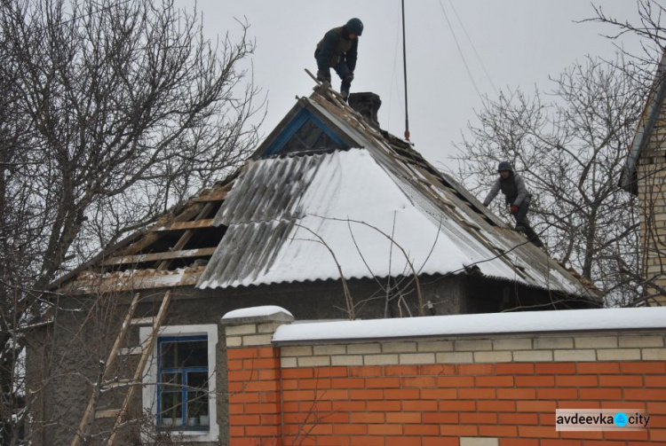Спасатели восстановили в Авдеевке почти 300 домов, поврежденных обстрелами (ФОТО)