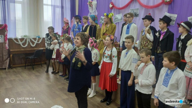 Дети поставили в Авдеевке спектакль «За двумя зайцами» (ФОТО + ВИДЕО)