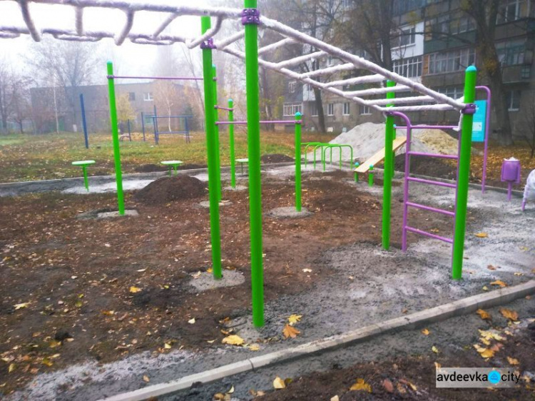 В Авдеевке в рамках президентской программы строят новые спортивные площадки (ФОТОФАКТ)