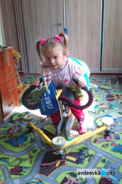 Маленькая принцесса из Авдеевки благодаря фонду UWCF получила ходунки (ФОТО)