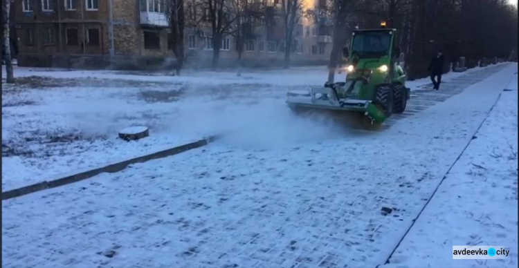 Работники КП «СЕЗ» вышли на борьбу со снегом