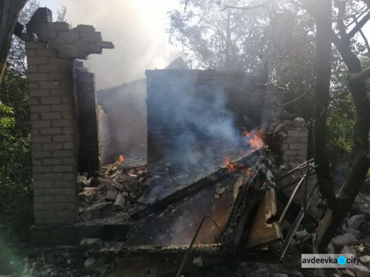 В Авдеевке разрушены два дома вследствие обстрела