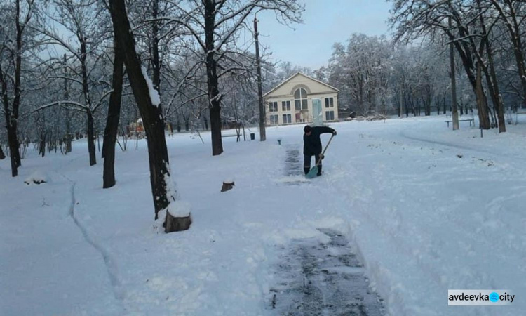 Снегоборьба в Авдеевке (ФОТОФАКТ)