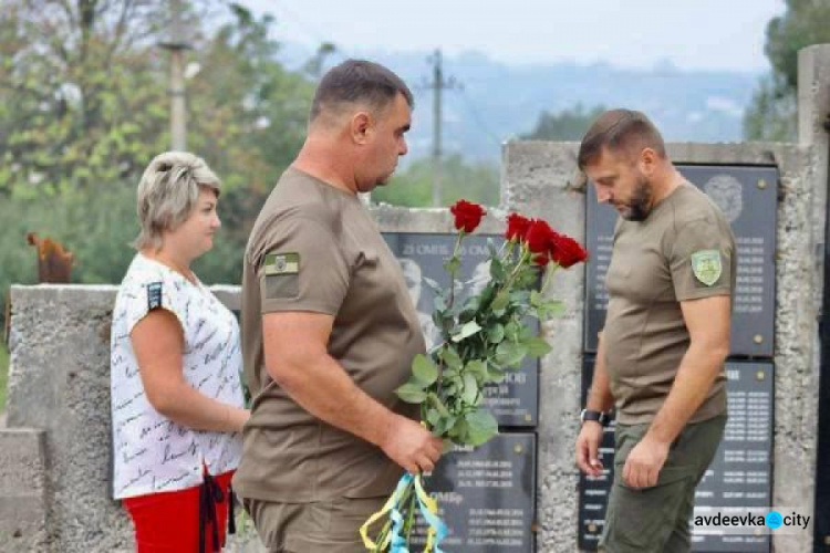 В Авдіївці  вшанували пам’ять захисників України, які загинули у боротьбі  за незалежність, суверенітет і територіальну цілісність 