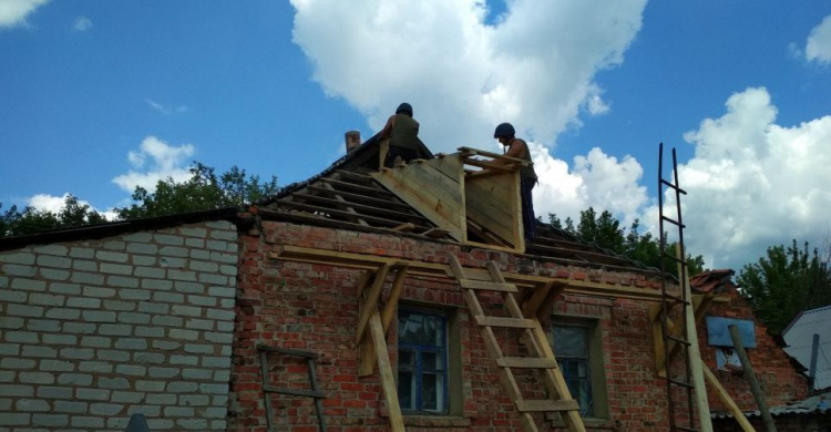 Спасатели продолжают восстанавливать поврежденные обстрелами дома в Авдеевке: последние данные (ФОТО)