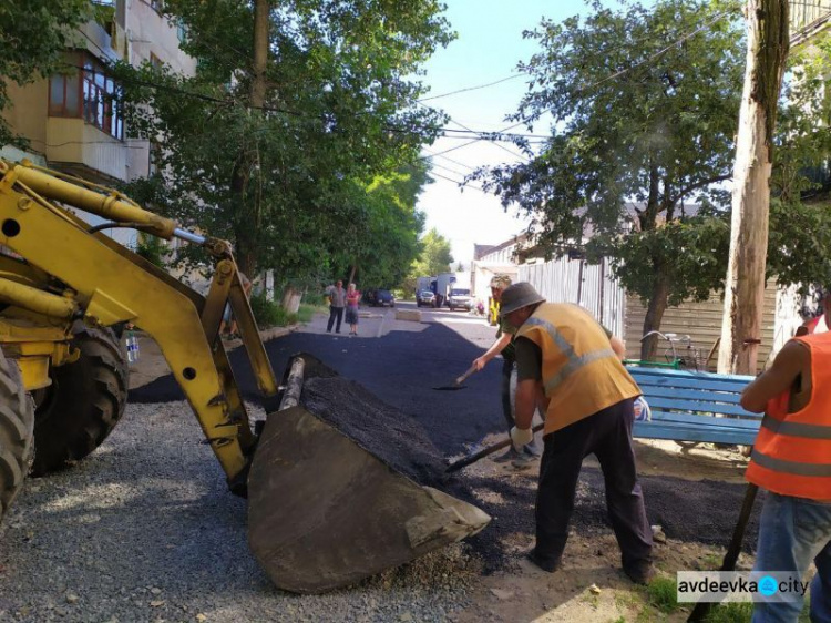 В Авдеевке приступили к ямочному ремонту дорог (ФОТОФАКТ)