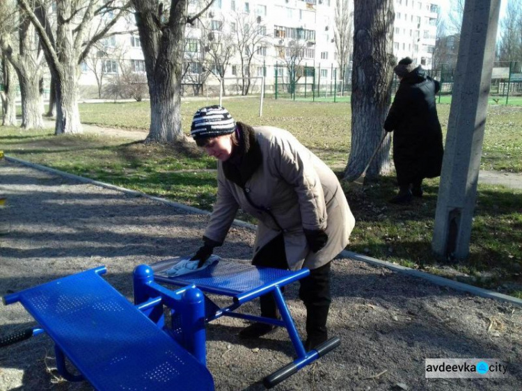 В Авдеевке кипела работа на спортивной площадке (ФОТОФАКТ)