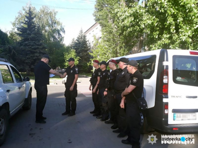 Полицейские из Киевской области возвращаются домой после трех месяцев службы в прифронтовой Авдеевке