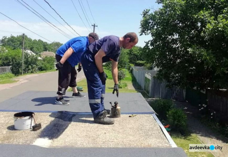 В Авдіївці комунальники продовжують ремонт старих бетонних зупинок (ФОТОФАКТ)