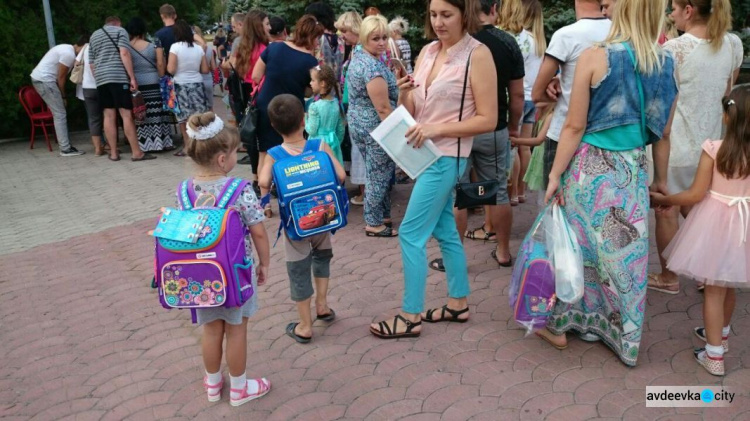 Авдеевским первоклассникам подарили праздник и школьные портфели от Метинвеста (ФОТО)