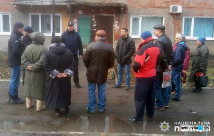 В Авдеевке полицейские отчитались перед жителями одного из "безопасных домов"