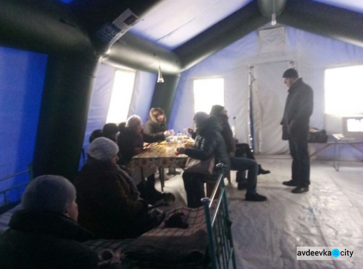Морозы привели в пункты помощи на КПВВ в Донецкой области более 80 человек за сутки (ФОТО)